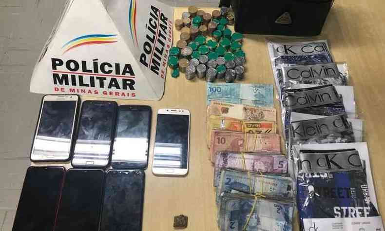 Aparelhos, dinheiro, cuecas e maconha foram apreendidas depois que PM conseguiu localizao de telefone roubado(foto: Polcia Militar/Divulgao)