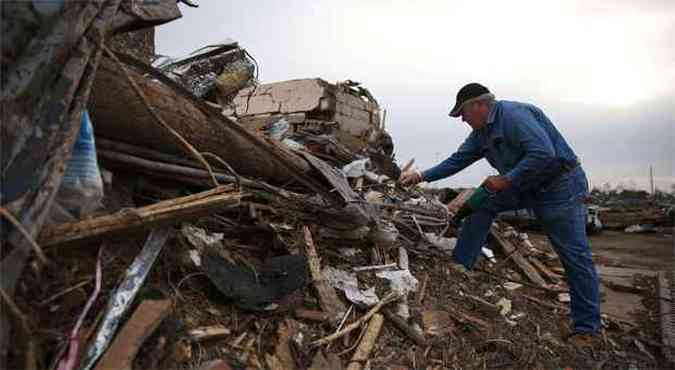 Morador de Vilonia, no Arkansas, observa destruio causada por tornado nos Estados Unidos(foto: Mark Wilson/Getty Images/AFP)