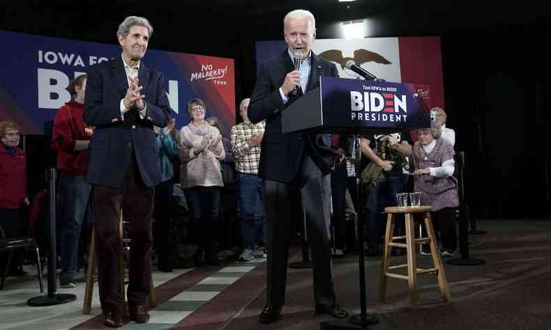 John Kerry junto a Biden em campanha das prvias do Partido Democrata(foto: Win McNamee/Getty Images/AFP)