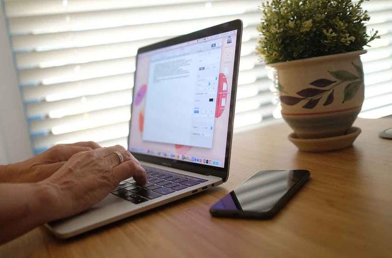 ''Nos primeiros meses da pandemia, muitos especialistas em recursos humanos erraram ao cravar que o home office 'não pegaria'''(foto: CHRIS DELMAS/AFP - 14/8/21) ''Nos primeiros meses da pandemia, muitos especialistas em recursos humanos erraram ao cravar que o home office 'não pegaria'''