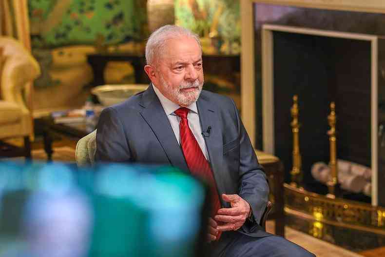 Lula d entrevista; ele usa um terno marinho e gravata vermelha