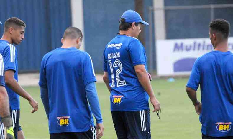 No treino dessa quinta-feira, o tcnico do Cruzeiro, Adilson Batista usou uma camisa personalizada, com seu nome e o nmero 12 s costas(foto: Juarez Rodrigues/EM/D.A Press)