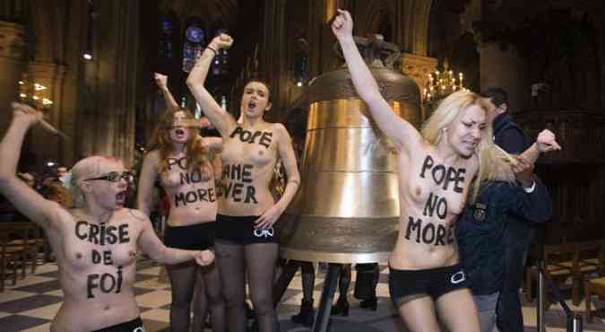 Segurana tenta tirar integrante do Femen de dentro da Igreja(foto: JOEL SAGET / AFP)