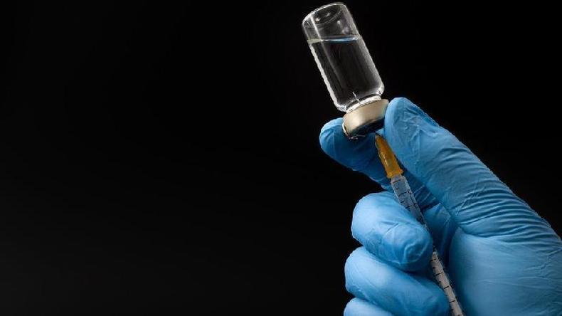 Qualquer pessoa com histórico reações alérgicas graves a um medicamento ou alimento não deve tomar a vacina Pfizer/BioNTech, segundo Reino Unido(foto: Getty Images) Qualquer pessoa com histórico reações alérgicas graves a um medicamento ou alimento não deve tomar a vacina Pfizer/BioNTech, segundo Reino Unido(foto: Getty Images)