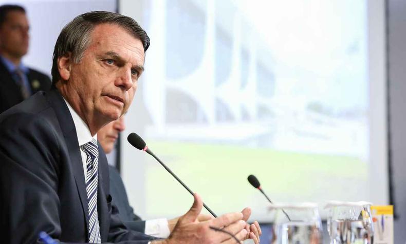 Bolsonaro, ento, assinou um novo decreto descartando a possibilidade de aumentar a carga tributria(foto: Marcos Correa/PR)