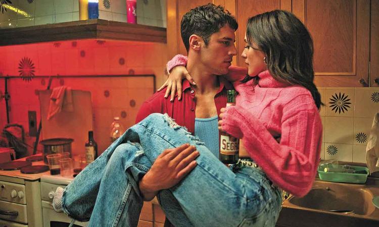 Ator carrega atriz no colo em cena de 'Nacho'