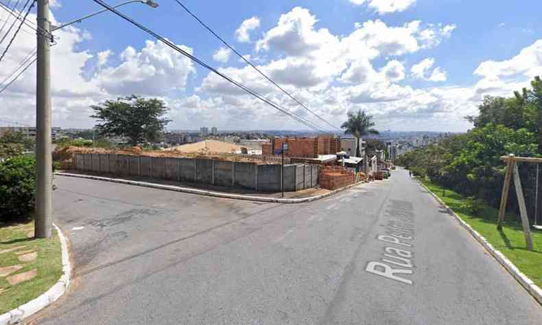 Rua Pedro Joo Gustin em 2019, com uma obra ao fundo e grama nas laterais