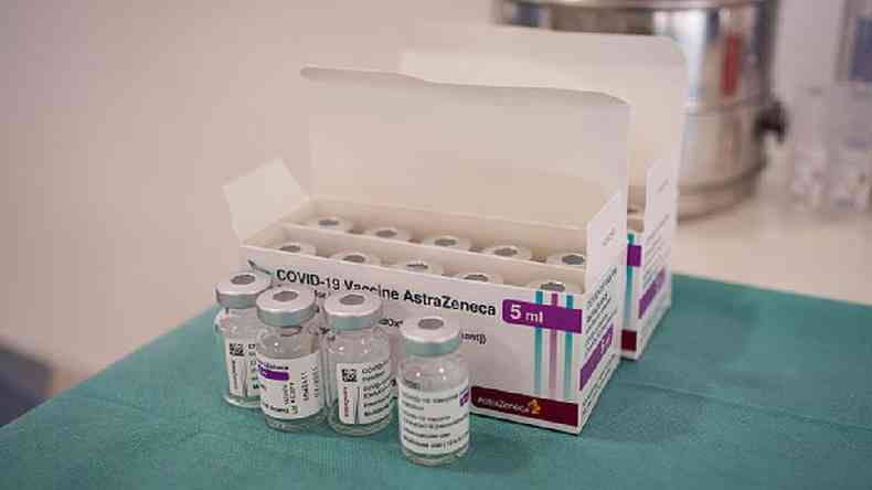 A AZD1222, de AstraZeneca e Universidade de Oxford, foi uma das primeiras vacinas a terem doses negociadas por vrios pases(foto: Getty Images)