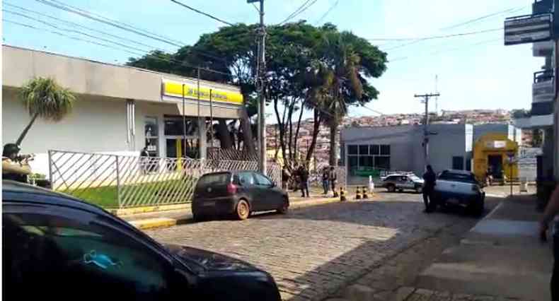 Adolescente de 16 anos entrou sozinho no Banco do Brasil 