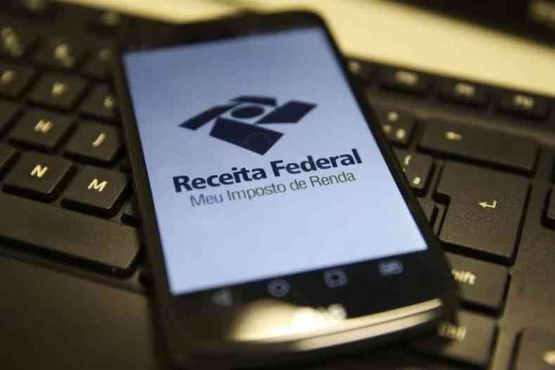 celular com app da Receita Federal aberto na tela