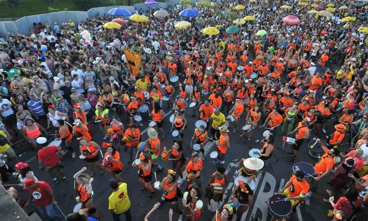 Bateria do bloco Volta, Belchior! durante o carnaval de BH