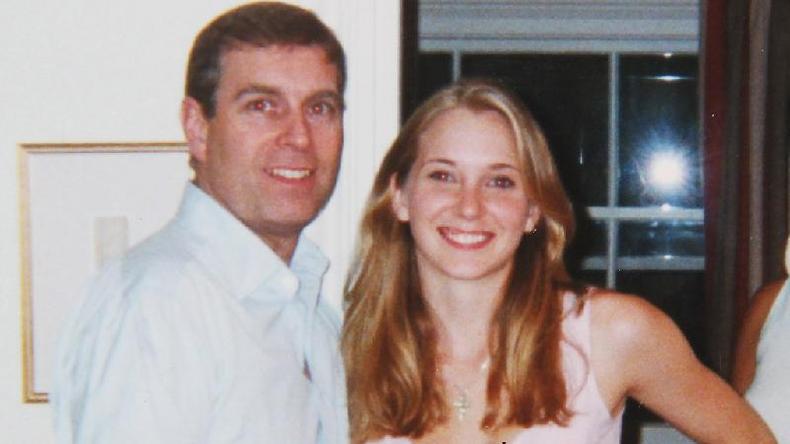Virginia Giuffre (na poca Roberts) foi fotografada com o prncipe Andrew em Londres em 2001(foto: Virginia Roberts)