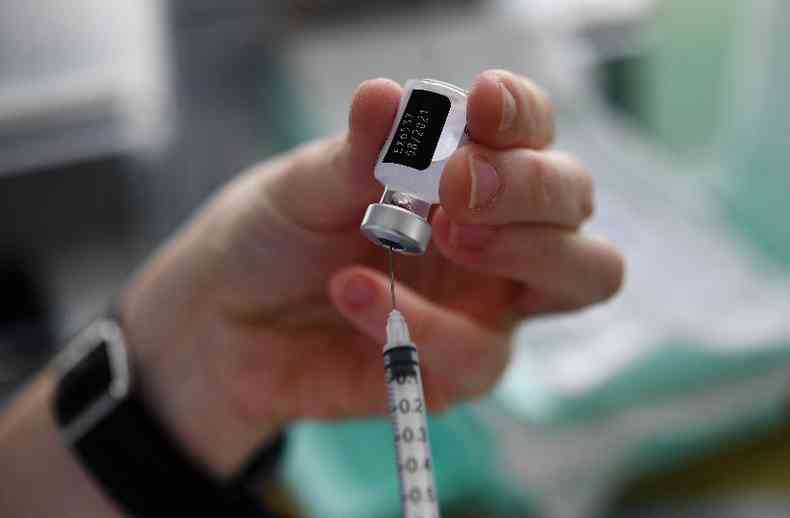 A jovem italiana recebeu 0,30 ml da vacina da Pfizer; a enfermeira esqueceu de diluir o princpio ativo com soro fisiolgico(foto: Fred Tanneau/AFP)