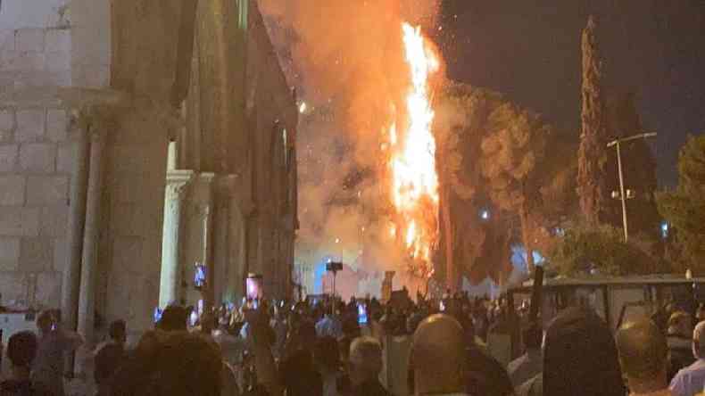 Uma rvore da mesquita foi incendiada - algumas pessoas pensaram que a prpria mesquita estava em chamas(foto: TWITTER/ARIEH KOVLER)