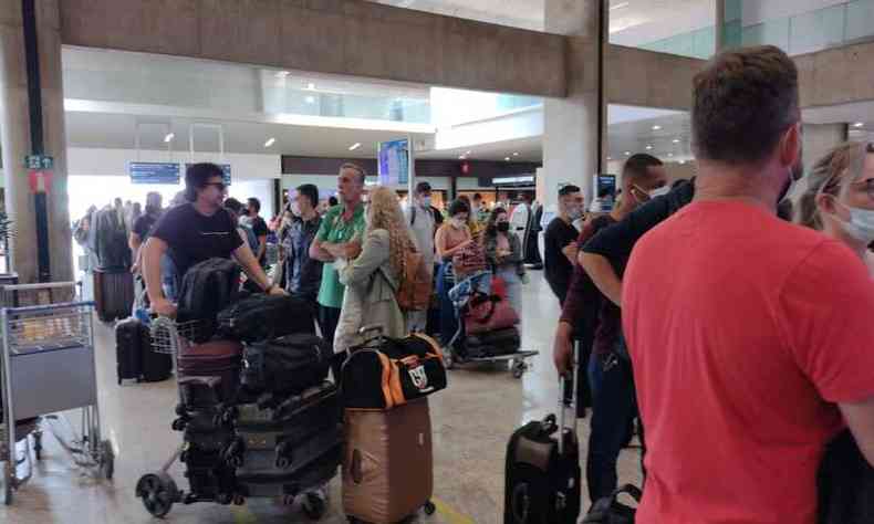 passageiros na fila do check-in da GOL