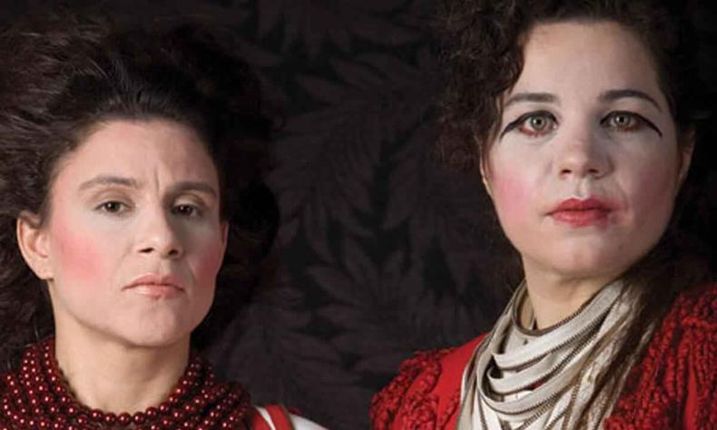 As atrizes Georgette Fadel e Isabel Teixeira olham para a cmera 