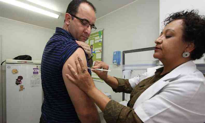 Aos 42 anos, o administrador de empresas Augustus Soares tomou ontem a vacina contra sarampo, recomendada para quem est abaixo dos 50 (foto: Edsio Ferreira/EM/DA Press)