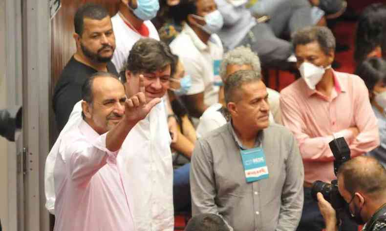 Kalil faz o L de Lula durante convenção eleitoral da Rede de Minas nom plenário da ALMG