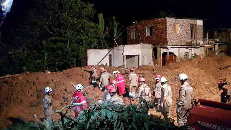 Corpo de grvida soterrada em Abreu e Lima  localizado por Bombeiros(foto: Cortesia)