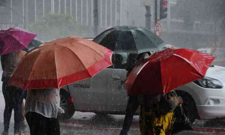 Chuva dessa segunda-feira (29/03) na Praa Sete, Regio Central de BH (foto: Juarez Rodrigues/EM/DA Press)