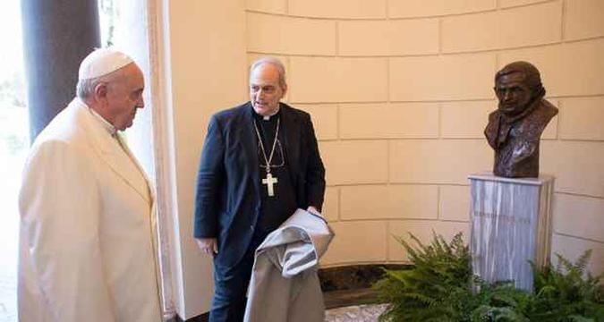 A declaração foi feita durante cerimônia de inauguração de um busto do seu antecessor, Bento XVI, no Vaticano(foto: OSSERVATORE ROMANO / AFP) A declaração foi feita durante cerimônia de inauguração de um busto do seu antecessor, Bento XVI, no Vaticano(foto: OSSERVATORE ROMANO / AFP)
