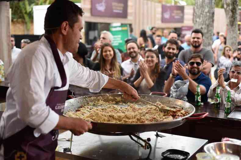 Chef prepara farofa sob aplausos do público no Festival Cultura e Gastronomia de Tiradentes