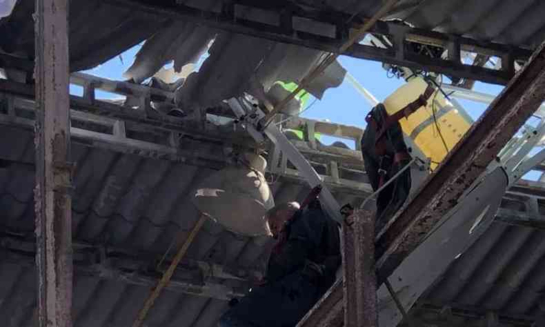 Aeronave ficou presa entre as telhas da empresa(foto: Corpo de Bombeiros/Divulgao)