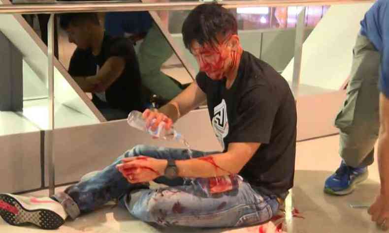 Ex-locutor de TV local Ryan Lau Chun Kong sangra aps multido de supostos gangsters atacar manifestantes pr-democracia em estao de trem (foto: Handout / NOW TV / AFP)