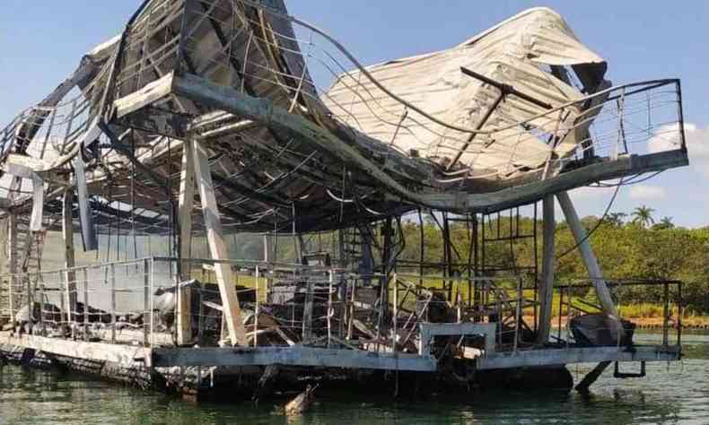 Barco de dois andares e cerca de 10 metros de comprimento destruda aps incndio no Lago de Furnas