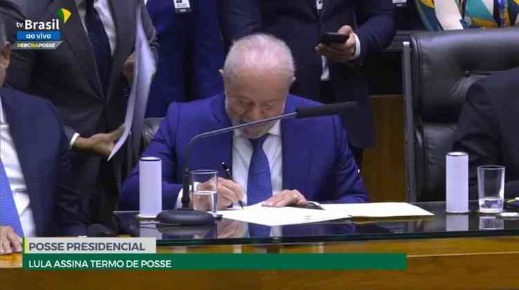 Lula assina termo de posse