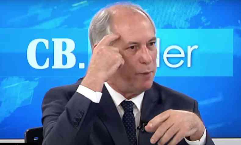 Ciro Gomes sentado, de terno, durante sabatina para a TV Braslia e o Correio Braziliense