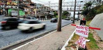 Cruz na Avenida Nossa Senhora do Carmo lembra morte de Fábio Fraiha. Carro que rapaz dirigia foi atingido por veículo de motorista acusado de disputar pega, que até hoje não foi julgado(foto: Alexandre Guzanshe/EM/D.A Press - 21/9/12) Cruz na Avenida Nossa Senhora do Carmo lembra morte de Fábio Fraiha. Carro que rapaz dirigia foi atingido por veículo de motorista acusado de disputar pega, que até hoje não foi julgado(foto: Alexandre Guzanshe/EM/D.A Press - 21/9/12)