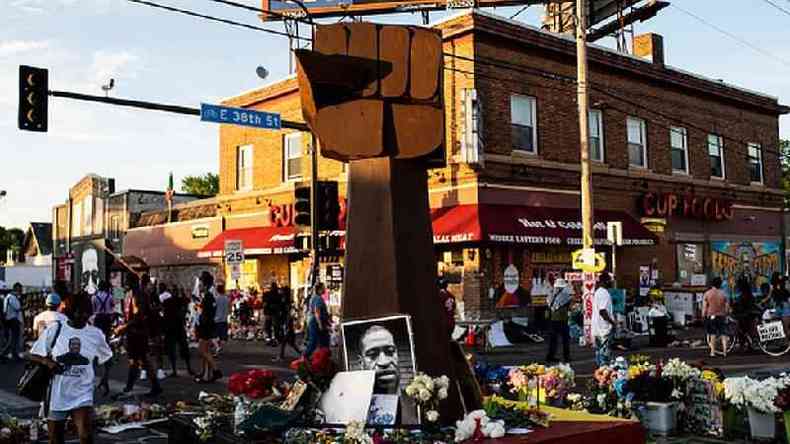 Um memorial a George Floyd foi erguido no local onde ele foi abordado e morto pela polcia(foto: Getty Images)