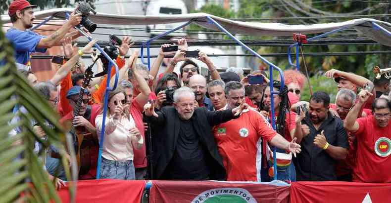 Lula discursou por cerca de 45 minutos em cima de trio eltrico no Sindicato dos Metalrgicos, em So Bernardo do Campo, no ABC Paulista (foto: Paulo Pinto/Fotos Pblicas/Divulgao)