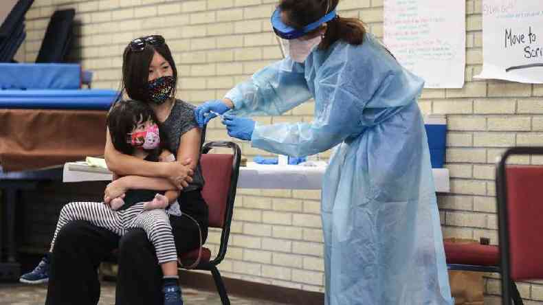 A OMS estima que ser necessrio imunizar 60-70% da populao para frear a propagao do vrus(foto: Getty Images)
