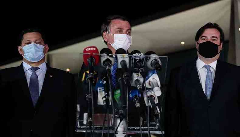 O presidente Jair Bolsonaro entre o senador Davi Alcolumbre (E) e o deputado federal Rodrigo Maia, presidentes do Senado e da Cmara, respectivamente(foto: Carolina Antunes/PR)