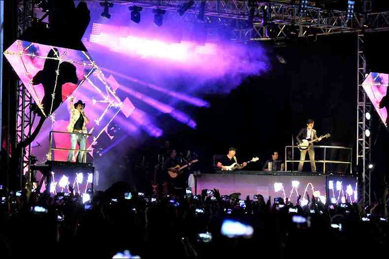 Os sertanejos Chitozinho e Xoror se apresentam em palco da Virada Cultural 2015, na Pampulha(foto: Juarez Rodrigues/EM/D.A.Press)