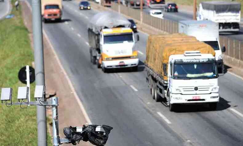 Todos os 10 radares instalados no Anel Rodovirio esto tampados com uma lona preta: motoristas abusam da falta de fiscalizao(foto: Leandro Couri/EM/D.A Press)