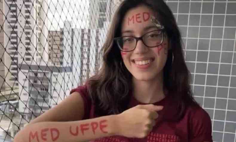 Giovanna Dias com o brao escrito em vermelho MED UFPE