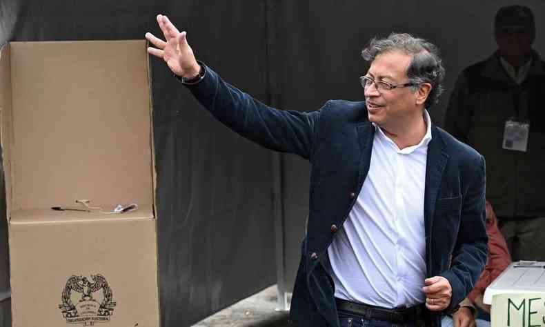Gustavo Petro, presidencivel colombiana, vota na eleio local