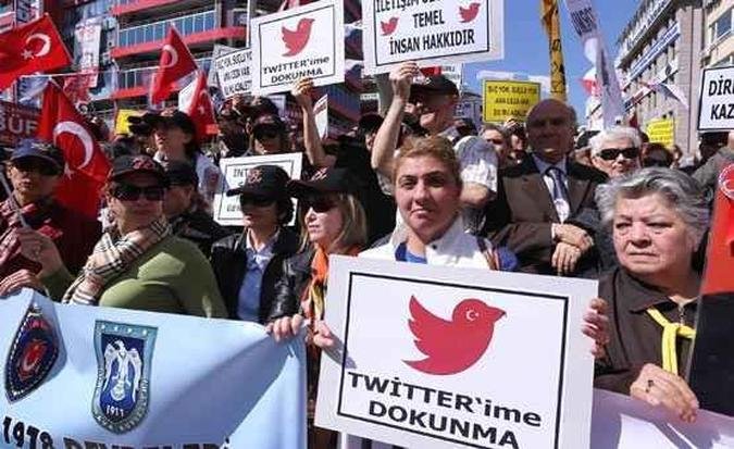 Turcos protestam nas ruas contra a proibição ao Twitter e censura nas comunicações do país(foto: ADEM ALTAN/AFP) Turcos protestam nas ruas contra a proibição ao Twitter e censura nas comunicações do país(foto: ADEM ALTAN/AFP)