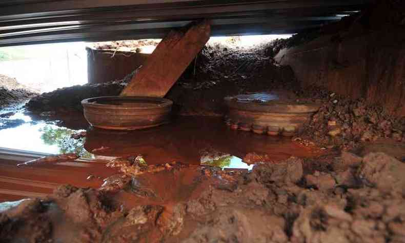 Pia batismal da Capela de São Bento foi encoberta pela lama(foto: Alexandre Guzanshe/EM/D.A Press)