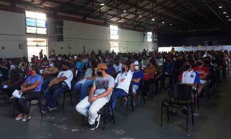Grande movimentação foi registrada na vacinação de jovens de 18 anos nesta quarta-feira em Araxá(foto: Talyson Oliveira/Arquivo pessoal)