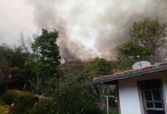 Pousada no Morro da Pedreira estaria ameaçada pelas chamas (foto: Facebook/Divulgação )