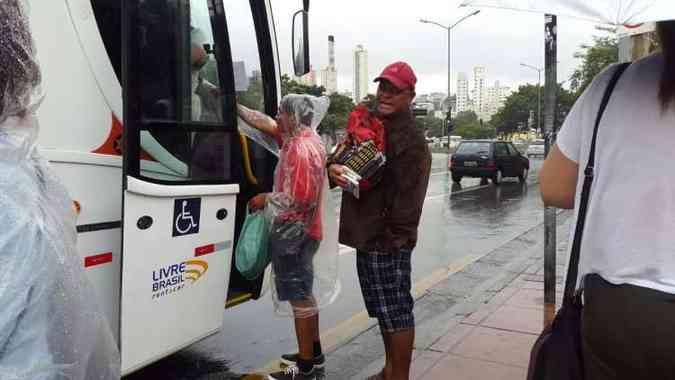 Vendedor aborda passageiros para vender capas de chuva(foto: Juliana Cipriani /EM/D.A.Press)