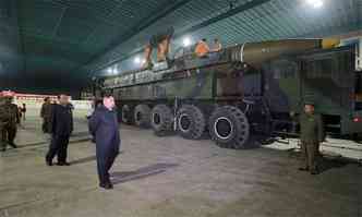 Kim Jong Un inspeciona aparato nuclear do pas (foto: AFP PHOTO/KCNA VIA KNS)