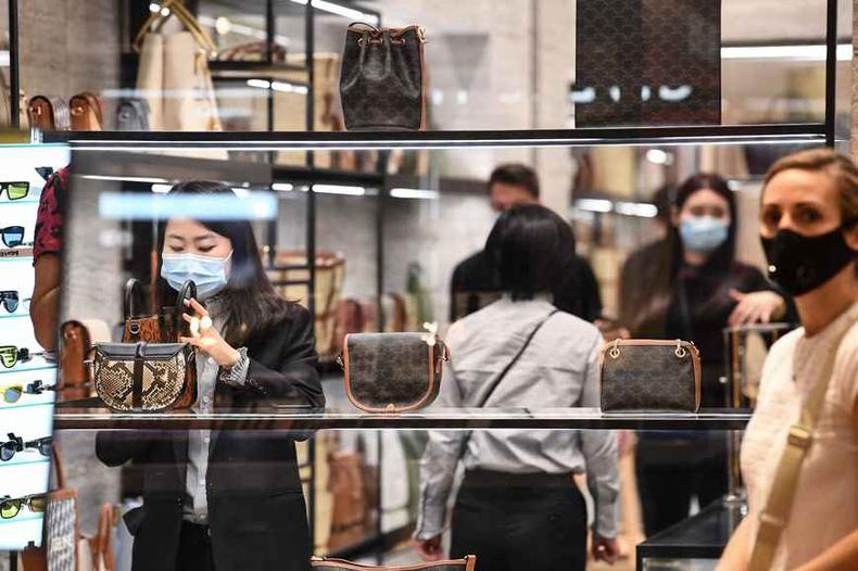 Galeries Lafayette, uma das mais tradicionais de Paris, reabriu as portas em 30 de maio, após definição de protocolo de normas de segurança para clientes e funcionários(foto: ALAIN JOCARD/AFP) Galeries Lafayette, uma das mais tradicionais de Paris, reabriu as portas em 30 de maio, após definição de protocolo de normas de segurança para clientes e funcionários(foto: ALAIN JOCARD/AFP)