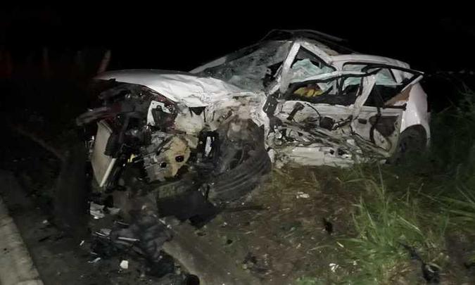 Apesar da destruição na parte frontal da caminhonete, criminosos conseguiram fugir e se esconder em um matagal(foto: Reprodução/ Whatsapp/ Divulgação ) Apesar da destruição na parte frontal da caminhonete, criminosos conseguiram fugir e se esconder em um matagal(foto: Reprodução/ Whatsapp/ Divulgação )