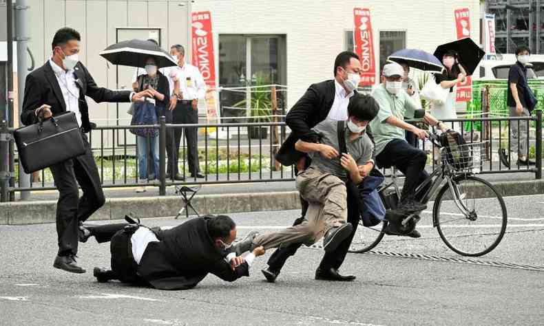 Principal suspeito dos disparos, Tetsuya Yamagami, detido aps matar Abe