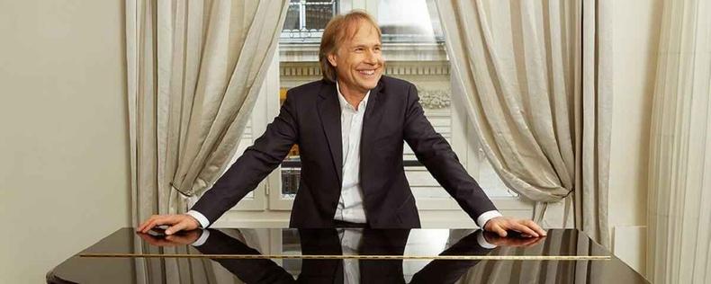 Richard Clayderman se apoia em piano